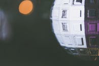 这张特写图像展示了反光圣诞装饰品的复杂细节和散景灯光效果