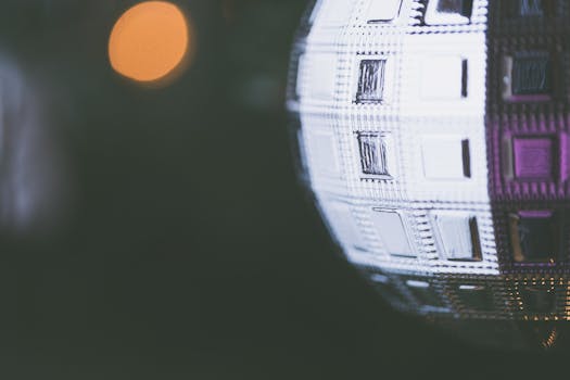 这张特写图像展示了反光圣诞装饰品的复杂细节和散景灯光效果