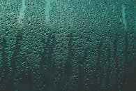 雨滴在窗户上的特写，创造出抽象的纹理