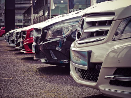 Mercedes Benz Estacionado En Una Fila