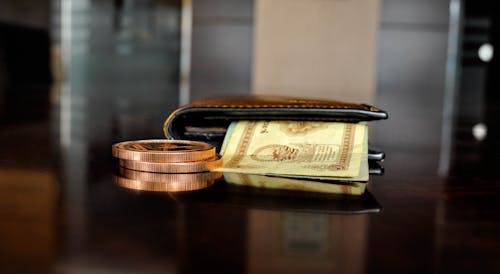 Gratis Dompet Lipat Kulit Coklat Dengan Uang Kertas Yang Mencuat Foto Stok