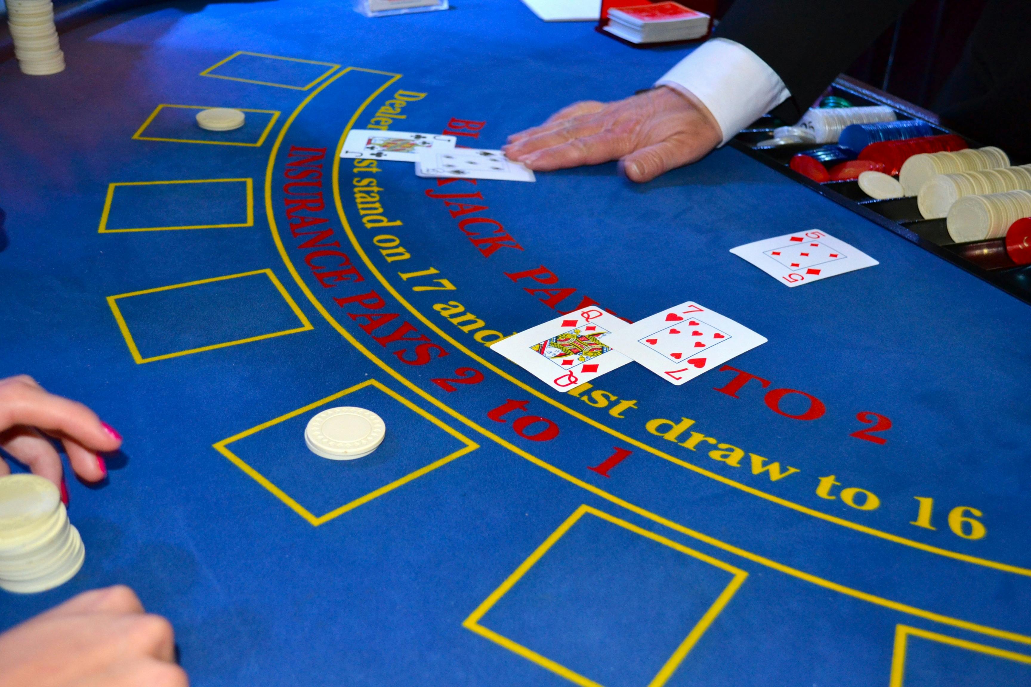 how much money do blackjack dealers make