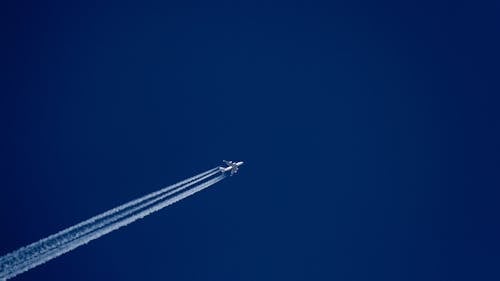免費 藍藍的天空上的白色飛機 圖庫相片