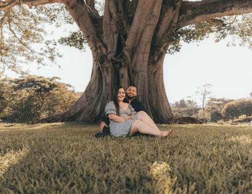 Foto profissional grátis de árvore, casal, grama