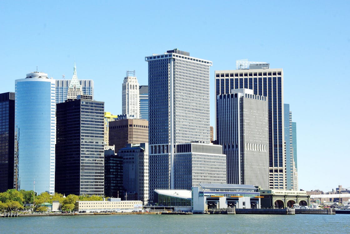 무료 수역 근처의 흰색 및 회색 고층 건물 스톡 사진