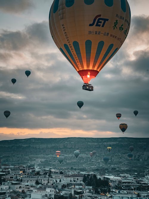 Бесплатное стоковое фото с вертикальный выстрел, воздушные шары, город