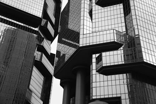 Foto In Scala Di Grigi Di Un Edificio In Vetro