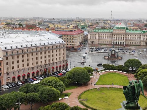 Free Elevated view of a city square in Saint Petersburg with historic buildings and greenery. Stock Photo