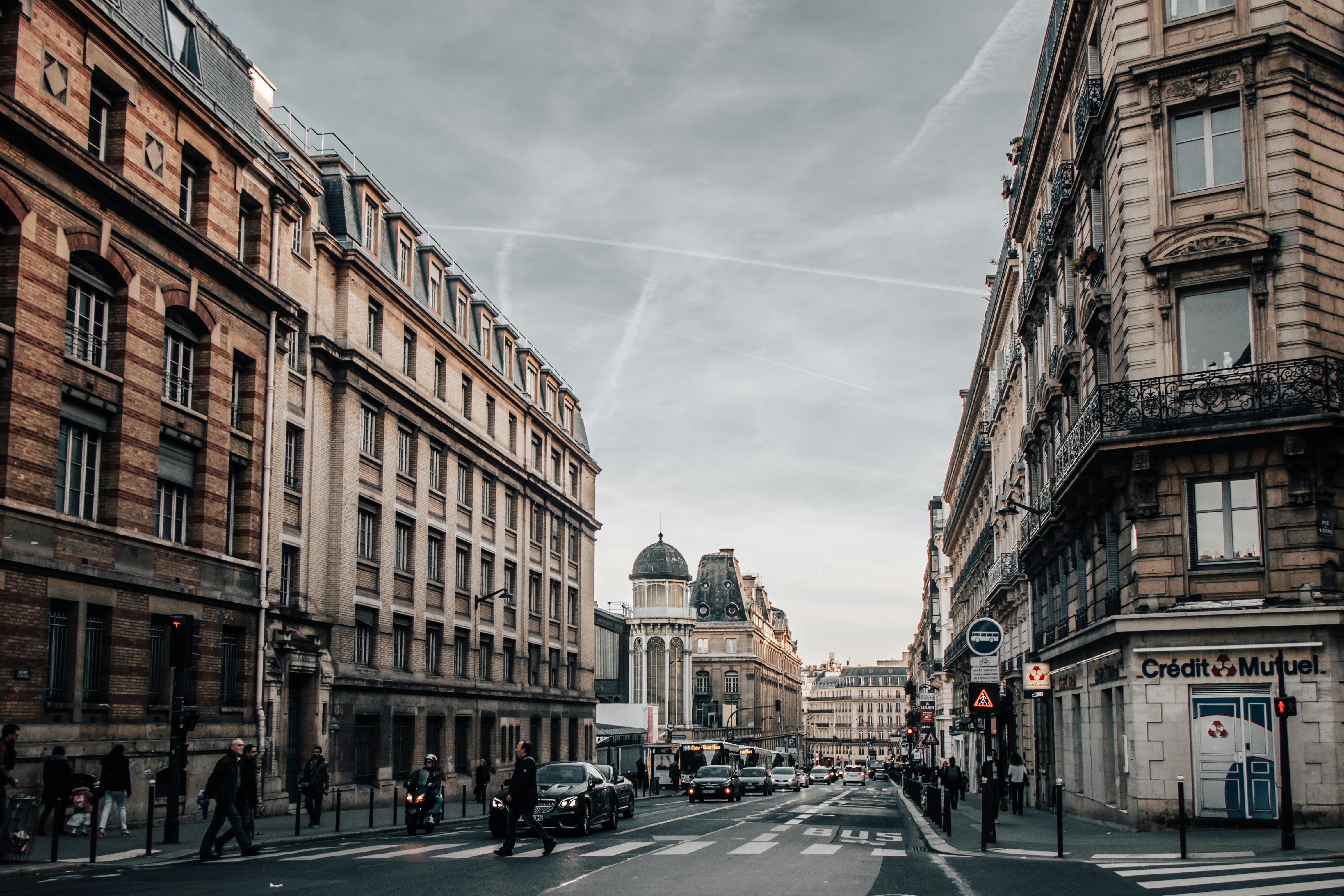 View of an Alley between Tenement Houses in Paris, France · Free Stock Photo, image size:1125x750