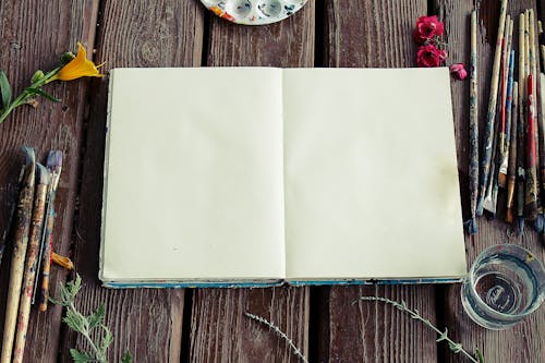 Fotografía Del Cuaderno De Bocetos En Blanco Y Pinceles