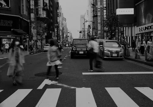 Foto profissional grátis de andando, ao ar livre, centro da cidade