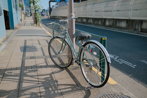Foto profissional grátis de bicicleta, calçada, calçadas