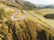 从鸟瞰图中可见，蜿蜒的路径穿过郁郁葱葱的绿色山脉和山谷，景象令人惊叹