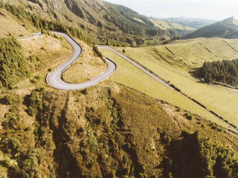 从鸟瞰图中可见，蜿蜒的路径穿过郁郁葱葱的绿色山脉和山谷，景象令人惊叹