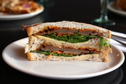 Крупным планом фото овощной бутерброд на тарелке