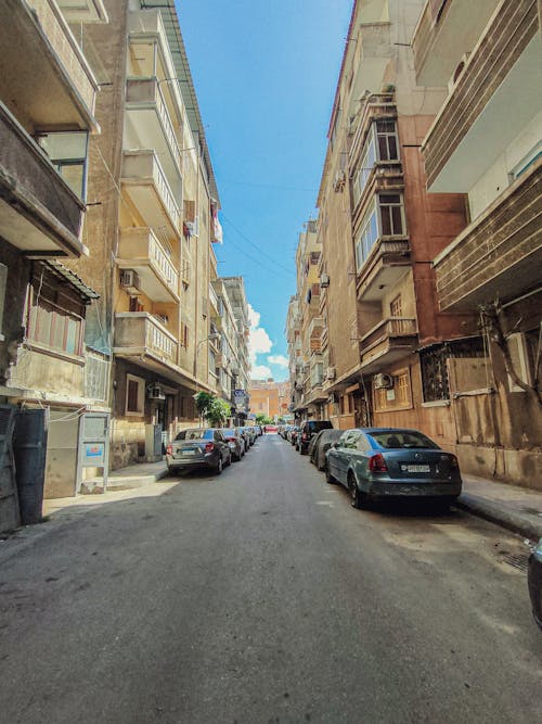 Foto d'estoc gratuïta de aparcat, carrer, carrers de la ciutat