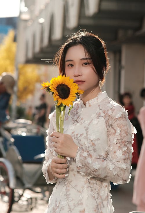 Gratis lagerfoto af asiatisk kvinde, blomster, elegance