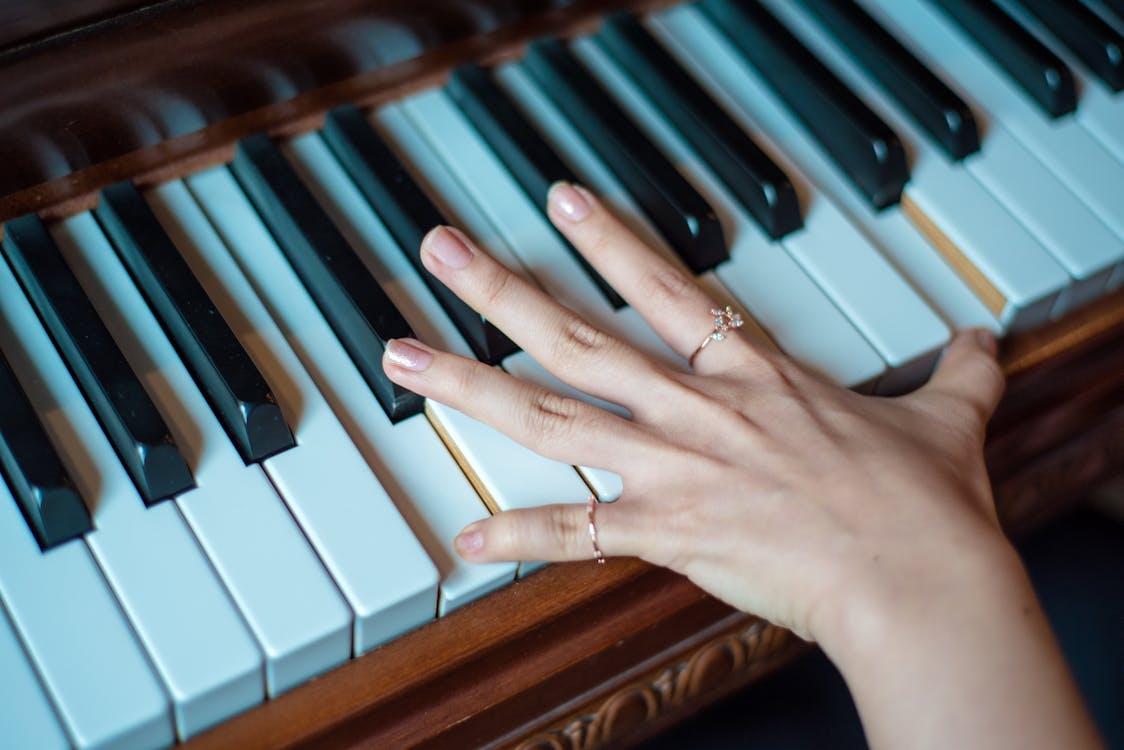 Miễn phí Đàn Piano Gỗ Nâu được Một Người Sử Dụng Bằng 2 Ngón Tay Ảnh lưu trữ