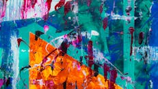 这幅色彩缤纷的抽象表现主义绘画，用丙烯酸树脂在画布上泼溅出生动的效果