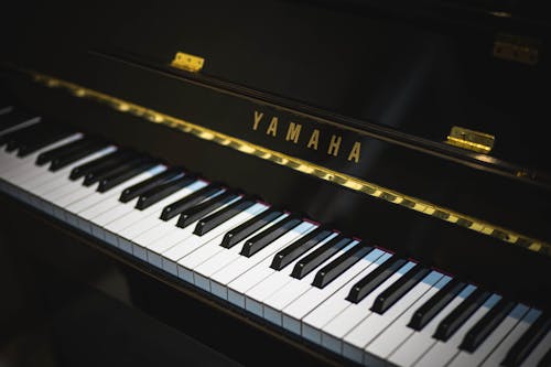 бесплатная черное пианино Yamaha Стоковое фото