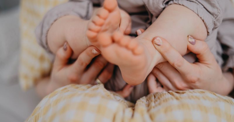 Massage pieds bébé : Guide sécurisé parents