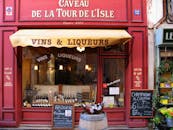 这家色彩缤纷的法国商店以复古魅力出售葡萄酒和利口酒