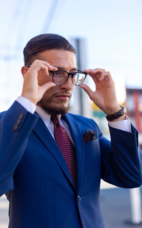 Fotos de stock gratuitas de ajustando, bien vestido, camisa y corbata