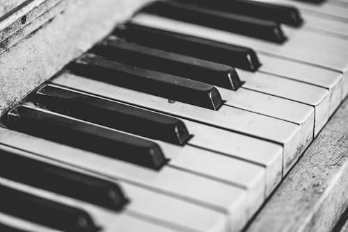 Free Selective Focus Photography of Upright Piano Stock Photo