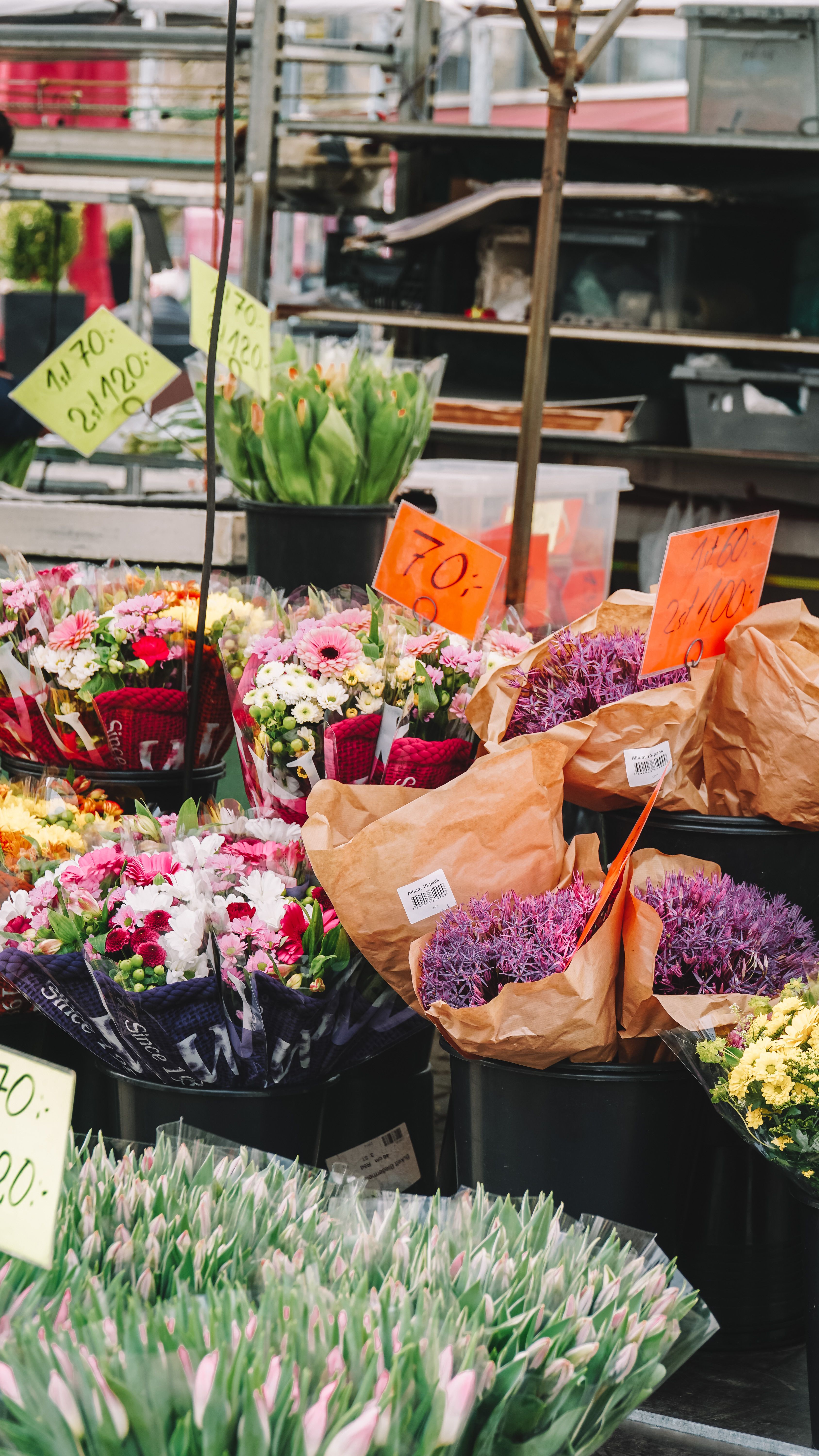 [ColoSach]-colorful-flower-bouquets-displayed-at-a-market-stall-in-malmö,-sweden-during-the-spring-season.