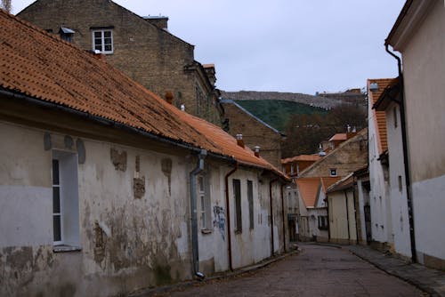 Fotobanka s bezplatnými fotkami na tému červená strecha, kopec, prázdna ulica