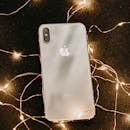 这款智能手机设计时尚，深色表面环绕着发光的仙女灯，营造出奢华感