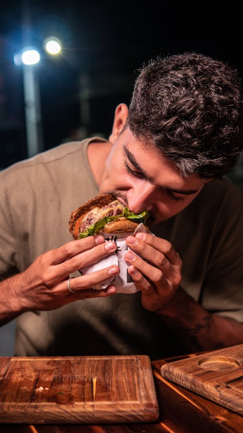 Imagine de stoc gratuită din burger, fast food, fotografiere verticală