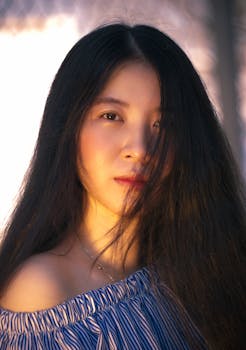 在柔和的灯光下，一位留着长发的成年女性肖像引人注目，美丽与优雅尽显