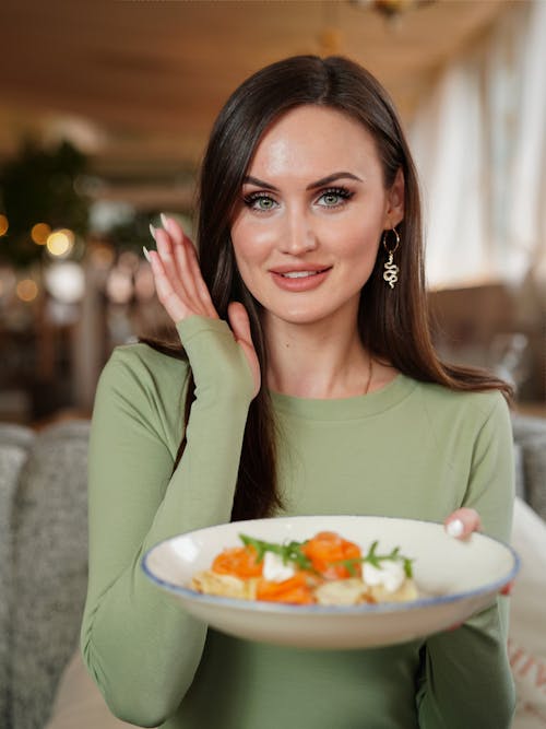 Kostnadsfri bild av brunett, kvinna, måltid