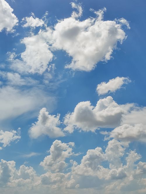Free Dynamic cloud formations against a bright blue sky, showcasing nature's beauty. Stock Photo