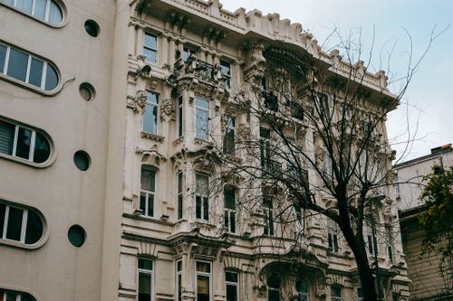 Free A stunning ornamental facade of a historic building showcasing intricate architectural details in an urban setting. Stock Photo