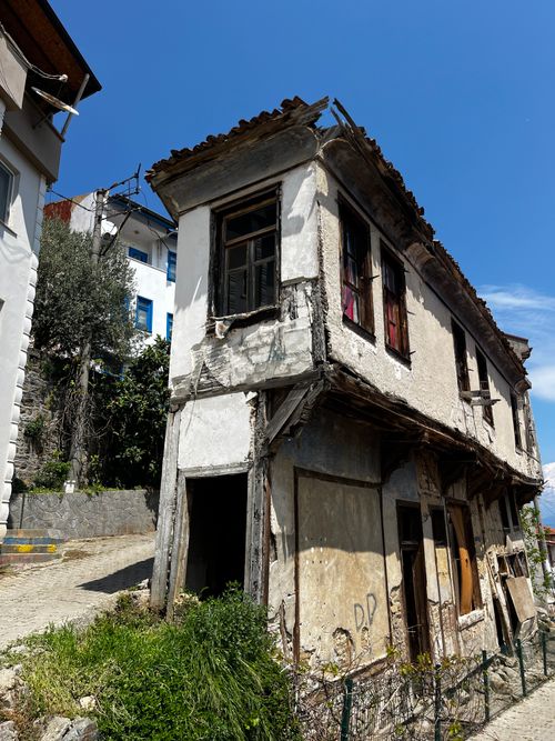 Free Decaying two-story building in a sunlit street, symbolizing urban neglect. Stock Photo