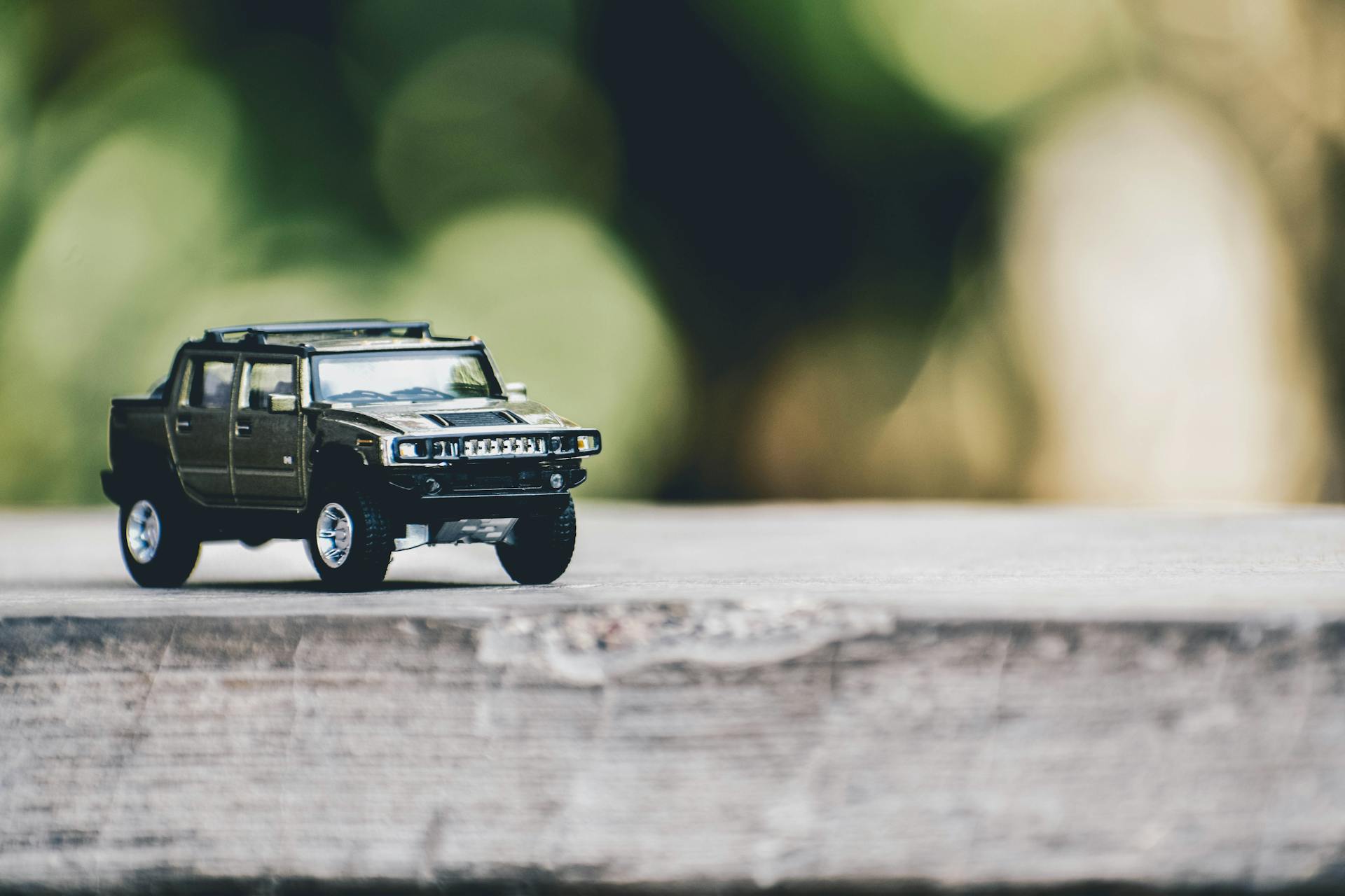 Selektiv fokusfotografering av en miniatyr av en grå Hummer-lastbil