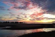 马拉卡海滩上，云雾缭绕，日落色彩鲜艳，令人惊叹