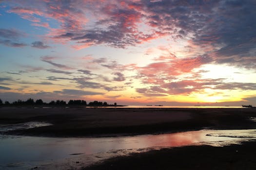 马拉卡海滩上，云雾缭绕，日落色彩鲜艳，令人惊叹