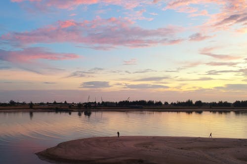 Personne Debout Sur Le Sable Près Du Plan D'eau