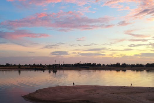 梅拉河上，日落景色宁静，天空倒影充满活力
