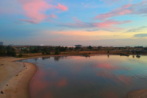 Фотография водоема под розовым небом