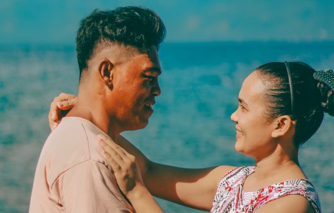Online dating: starting a conversation on a niche platform