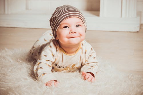 무료 모피 깔개에 아기 스톡 사진