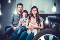 温馨的室内家庭照片，搭配创意的灯光设置，捕捉到了团结与欢乐