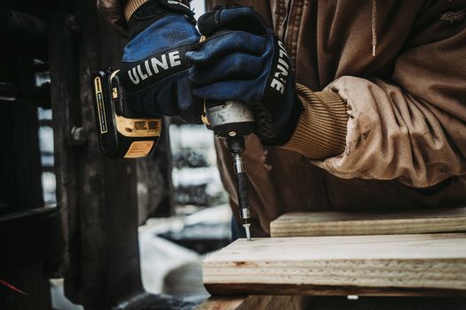 How to Select the Right Power Tool for Wood Finishing Techniques