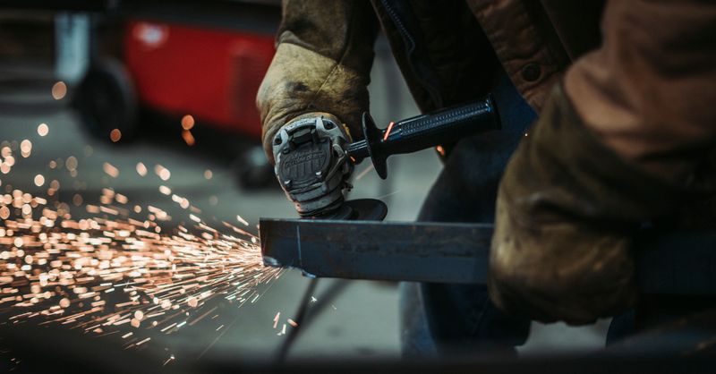 Guide complet du dépoussiérage industriel : comment sécuriser vos installations sans perdre en productivité