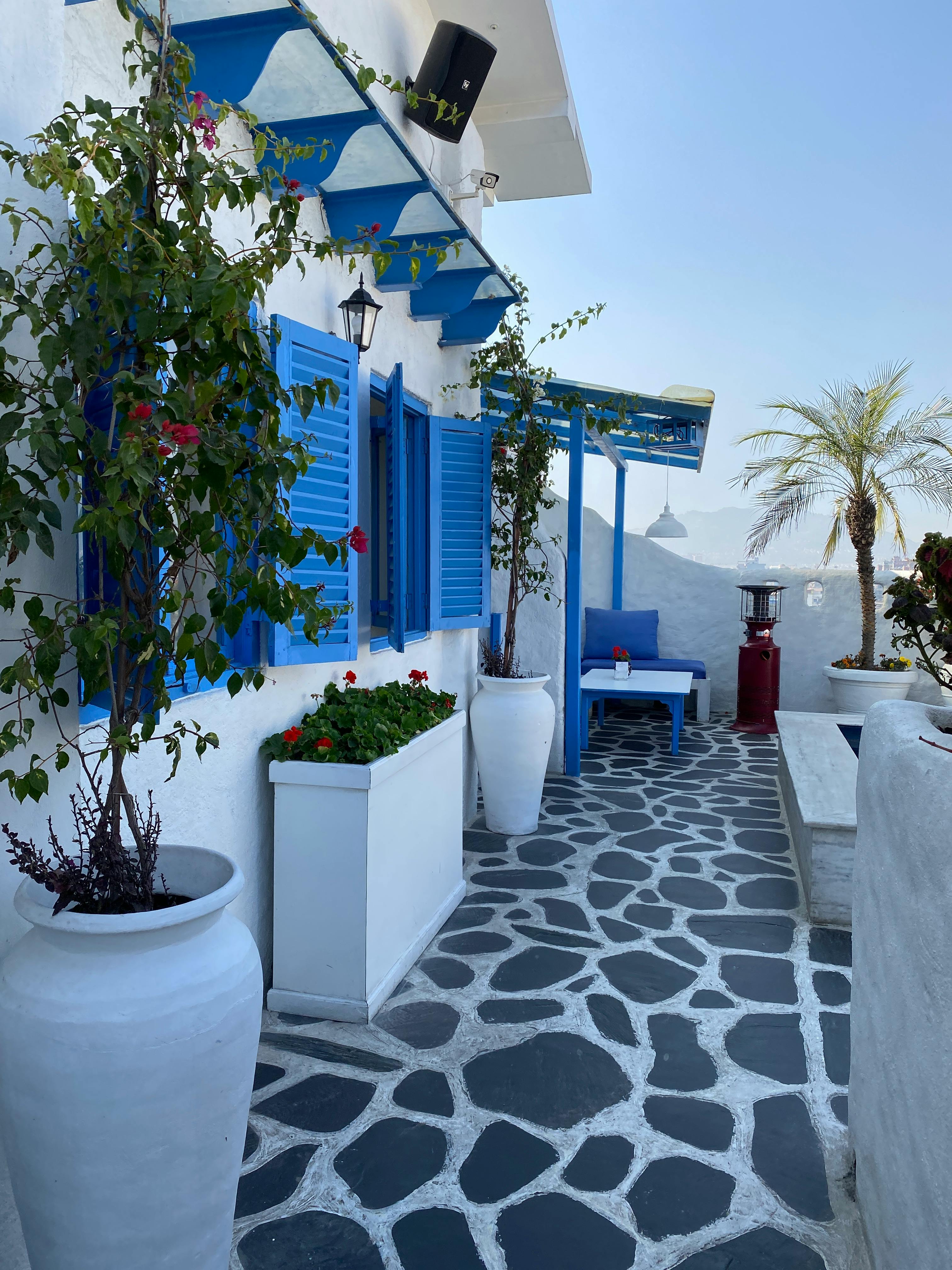 white-wall-of-traditional-house-in-greece-free-stock-photo