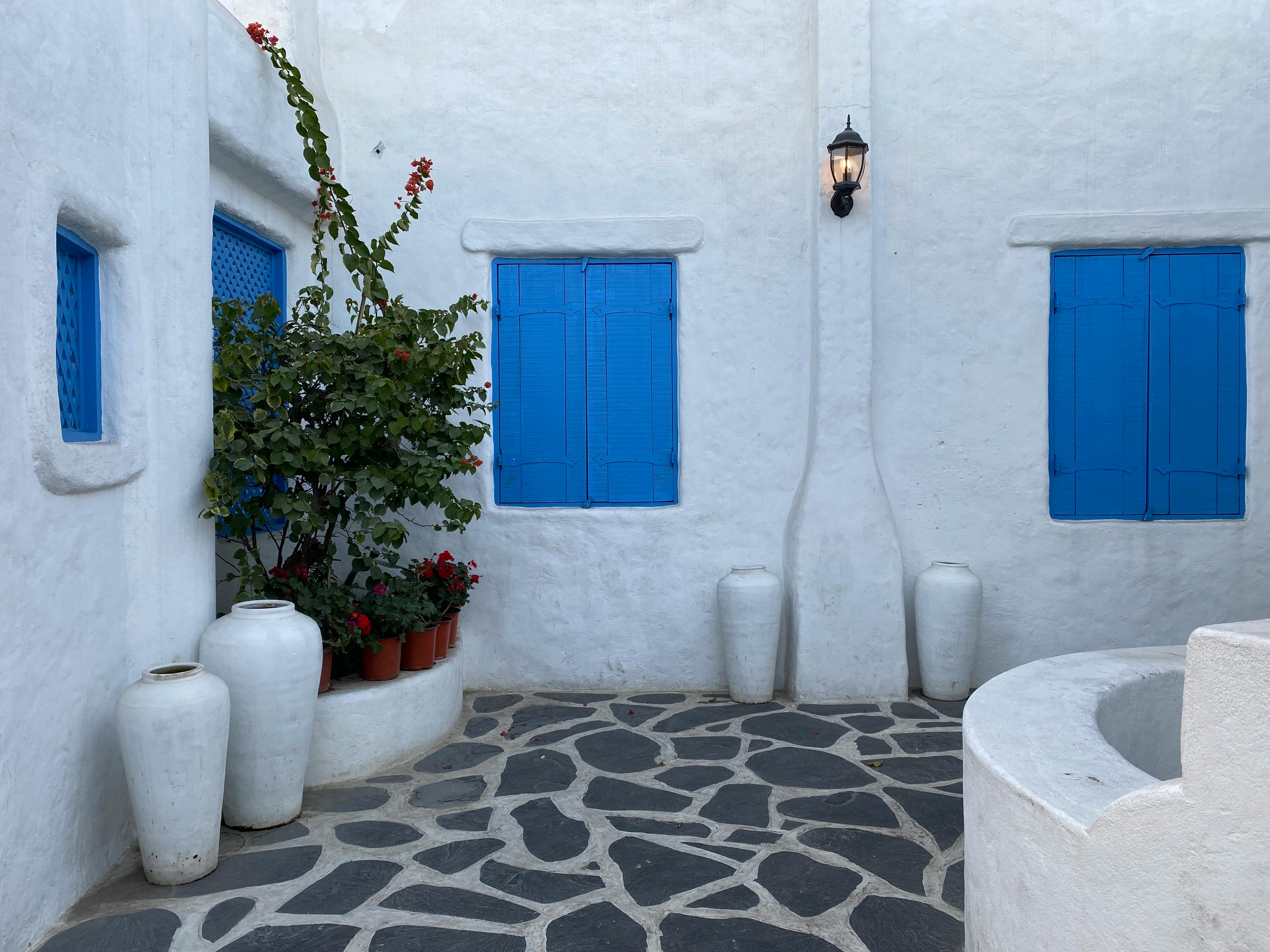 white-wall-of-traditional-house-in-greece-free-stock-photo